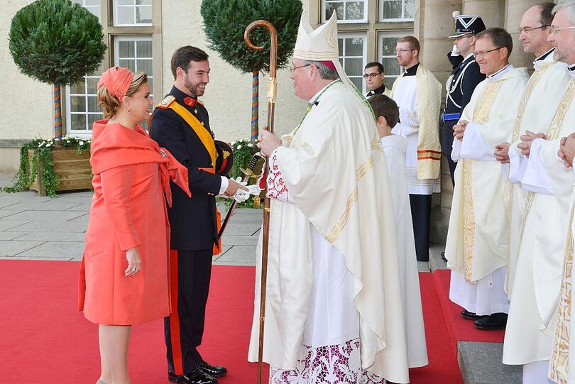 Erzbischof Jean-Claude Hollerich spricht mit dem Bräutigam Guillaume und seiner Mutter Maria Teresa sowie. . .