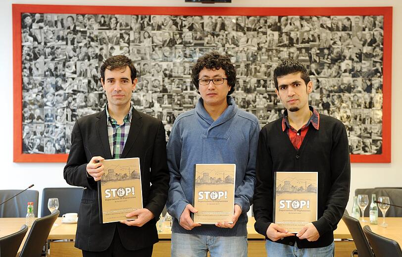 Die afghanischen Flüchtlinge Jamal Nasir (l. v. r.), Javad Saberi und Matin Ameri mit ihrer Petition. gemeinsam mit ihren Unterstützern fordern sie einen generellen Abschiebestopp in das vom Bürgerkrieg zerrissene Land.