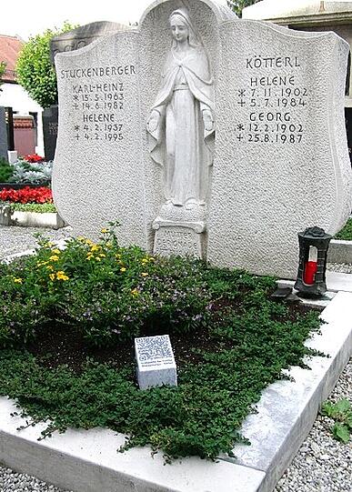 Das bislang einzige Münchner Grab mit QR-Code: die letzte Ruhestätte der Familie Stuckenberger in Feldmoching.