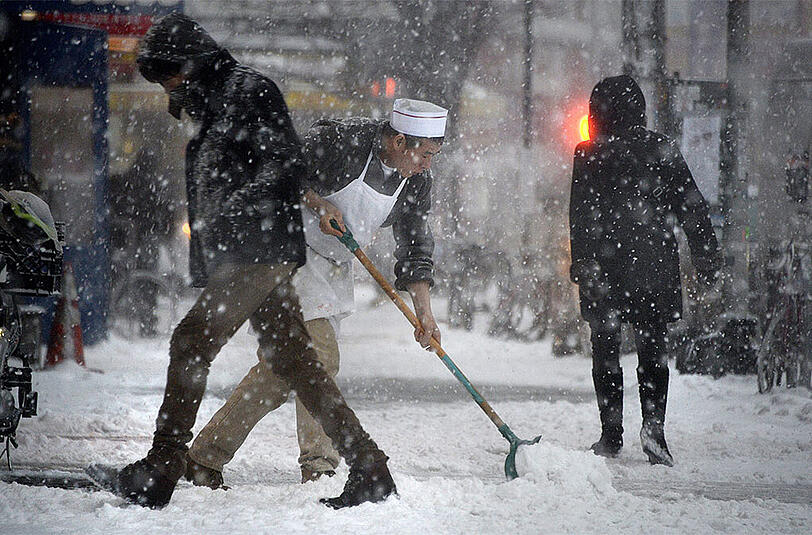 Viel Schnee, aber kein Sturm. Wetterdienste geben eine Blizzard-Entwarnung für New York. Weite Teile Neuenglands, inklusive Boston, sind jedoch noch nicht außer Gefahr.