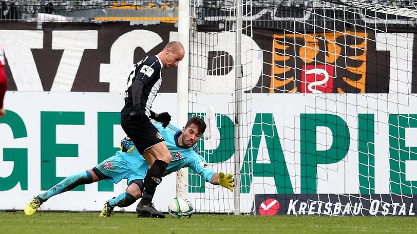 Am Boden: Unterhachings Torhüter Korbinian Müller gegen Aalens Matthias Morys.