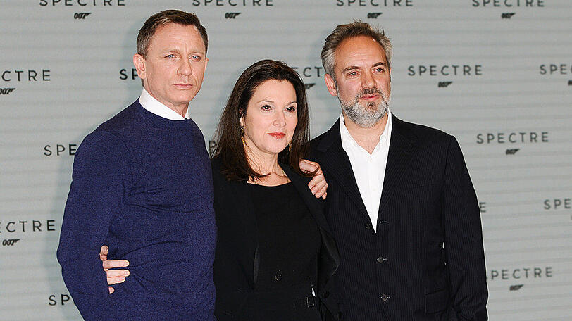 Schnappschuss vor dem Start der Dreharbeiten zu "Spectre": Bond-Produzentin Barbara Broccoli mit Hauptdarsteller Daniel Craig (l.) und Regisseur Sam Mendes im Jahr 2014