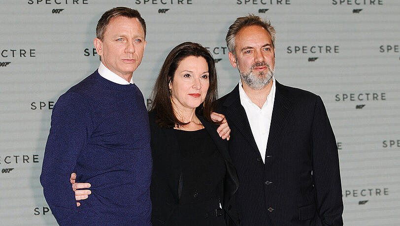 Schnappschuss vor dem Start der Dreharbeiten zu "Spectre": Bond-Produzentin Barbara Broccoli mit Hauptdarsteller Daniel Craig (l.) und Regisseur Sam Mendes im Jahr 2014 Schnappschuss vor dem Start der Dreharbeiten zu "Spectre": Bond-Produzentin Barbara Broccoli mit Hauptdarsteller Daniel Craig (l.) und Regisseur Sam Mendes im Jahr 2014