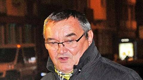An der Unfallstelle: Norman W. ist BVB-Fan. Der Fachmann erkennt das am schwarz-gelben Schal, so einen hat Jürgen Klopp 2010 in Sevilla getragen.