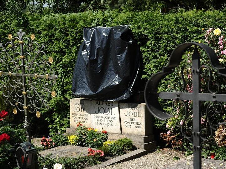 Das Grab von Alfred Jodl ist auf dem Friedhof auf der Fraueninsel zum Teil mit einer Plane abgedeckt. Foto: Angelika Warmuth/Archiv