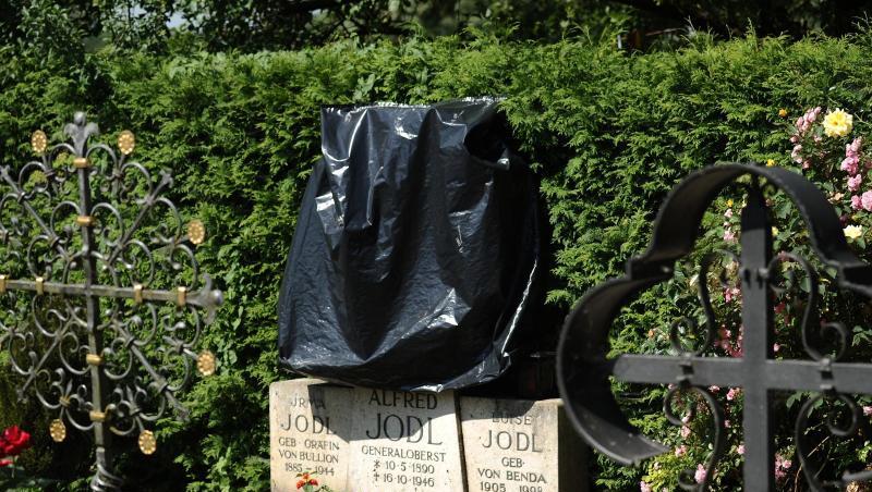 Das Grab von Alfred Jodl ist auf dem Friedhof auf der Fraueninsel zum Teil mit einer Plane abgedeckt. Foto: Angelika Warmuth/Archiv Das Grab von Alfred Jodl ist auf dem Friedhof auf der Fraueninsel zum Teil mit einer Plane abgedeckt. Foto: Angelika Warmuth/Archiv