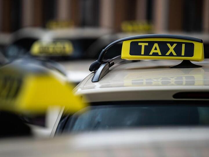 Taxen stehen am Bahnhof Kassel-Wilhelmshöhe. Das klassische Taxigewerbe geht nun im Streit um eine Reform auf neue Anbieter zu.