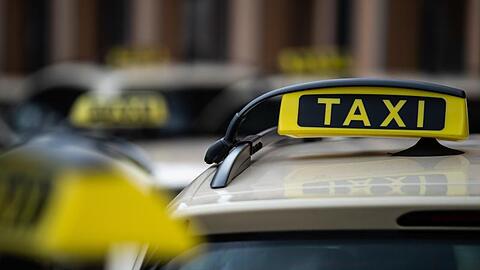 Taxen stehen am Bahnhof Kassel-Wilhelmshöhe. Das klassische Taxigewerbe geht nun im Streit um eine Reform auf neue Anbieter zu.