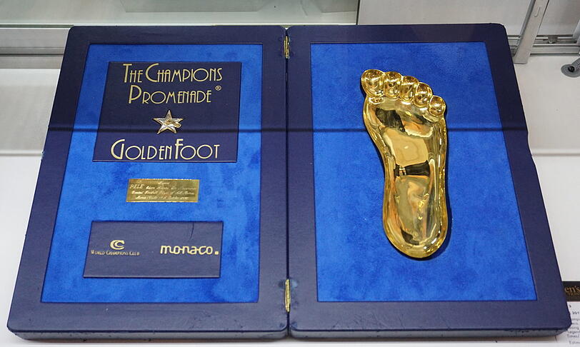 Ein goldenes Füßchen hatte Pelé immer. 2012 gab's noch die Golden Foot Trophy für ihn.