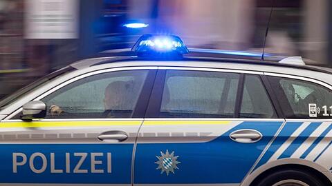 Die Polizei fahndet nun nach den drei mutmaßlichen Tätern. (Symbolbild)