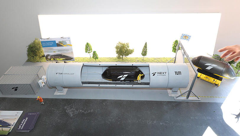 Ein Modell veranschaulicht die Idee von Hyperloop: In einer Röhre wird ein Vakuum erzeugt, sodass die Passagierkapsel schnell durch diese gleiten kann - und zwar elektromagnetisch schwebend. Ein Modell veranschaulicht die Idee von Hyperloop: In einer Röhre wird ein Vakuum erzeugt, sodass die Passagierkapsel schnell durch diese gleiten kann - und zwar elektromagnetisch schwebend.
