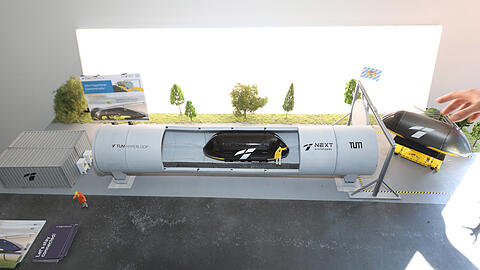 Ein Modell veranschaulicht die Idee von Hyperloop: In einer Röhre wird ein Vakuum erzeugt, sodass die Passagierkapsel schnell durch diese gleiten kann - und zwar elektromagnetisch schwebend.