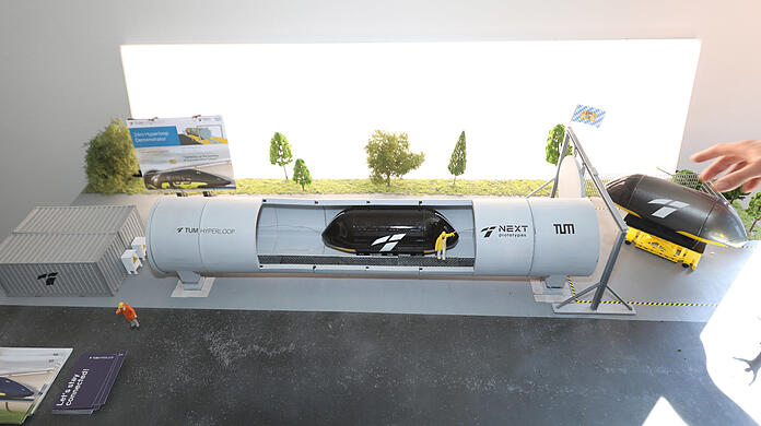 Ein Modell veranschaulicht die Idee von Hyperloop: In einer Röhre wird ein Vakuum erzeugt, sodass die Passagierkapsel schnell durch diese gleiten kann - und zwar elektromagnetisch schwebend.