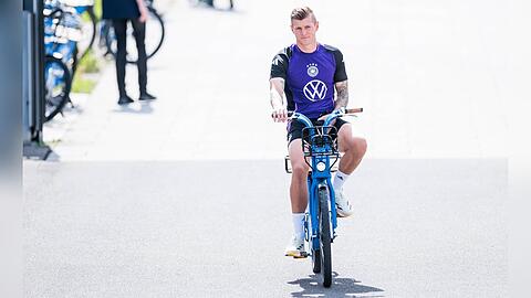 Wer dieser Tage in Herzogenaurach unterwegs ist, trifft vielleicht auch mal einen Toni Kroos auf dem Fahrrad.