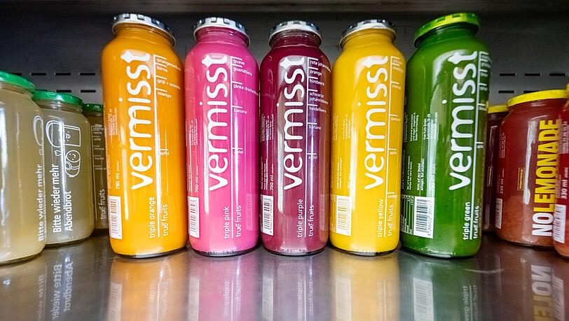"Vermisst" steht groß auf den Smoothie-Flaschen von True Fruits - auf der Rückseite wird mit Fotos nach zwei seit Jahren vermissten Personen gesucht.