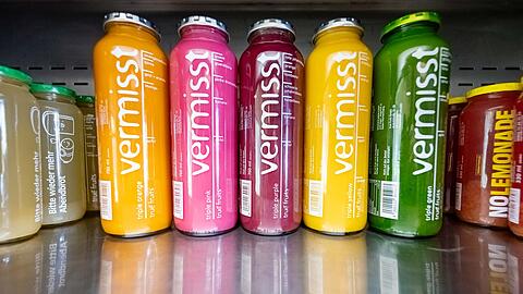 "Vermisst" steht groß auf den Smoothie-Flaschen von True Fruits - auf der Rückseite wird mit Fotos nach zwei seit Jahren vermissten Personen gesucht.