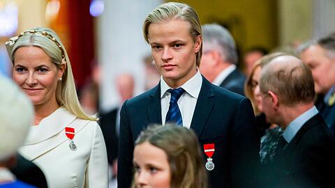 Marius Borg H&oslash;iby, der Sohn von Kronprinzessin Mette-Marit aus einer fr&uuml;heren Beziehung, ist in 38 Punkten angeklagt - unter anderem wegen Vergewaltigung.