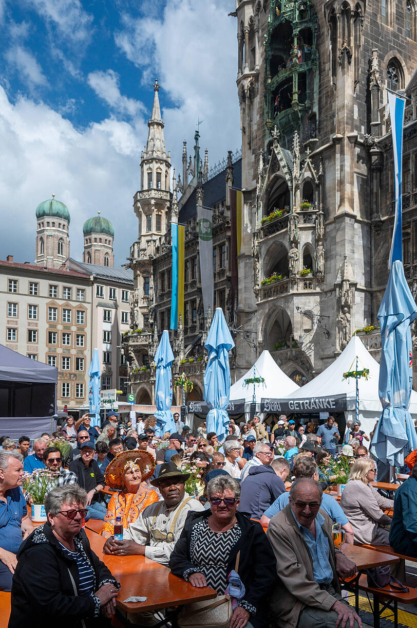 Da mussten Besucher schnell sein: Vor allem die Sitzplätze vor der Rathauskulisse waren beliebt für ein Päuschen. Da mussten Besucher schnell sein: Vor allem die Sitzplätze vor der Rathauskulisse waren beliebt für ein Päuschen.