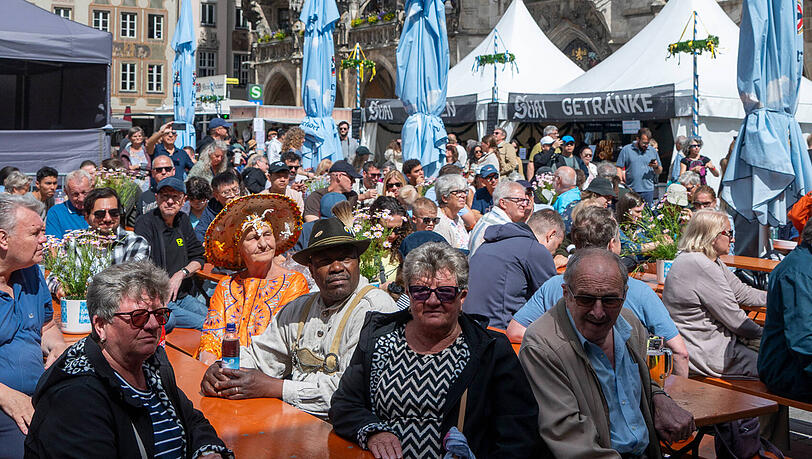 Da mussten Besucher schnell sein: Vor allem die Sitzplätze vor der Rathauskulisse waren beliebt für ein Päuschen. Da mussten Besucher schnell sein: Vor allem die Sitzplätze vor der Rathauskulisse waren beliebt für ein Päuschen.
