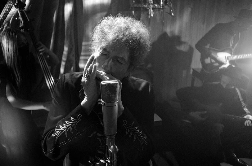Boy Dylan im ungew&ouml;hnlichen Konzertfilm "Bob Dylan: Shadow Kingdom" aus dem Jahr 2021. ARTE streamt das Werk seit Mai und strahlt es zum Finale der Sendungsrechte nun noch einmal linear aus.
