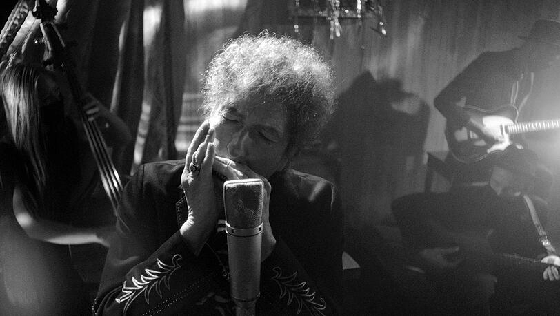 Boy Dylan im ungewöhnlichen Konzertfilm "Bob Dylan: Shadow Kingdom" aus dem Jahr 2021. ARTE streamt das Werk seit Mai und strahlt es zum Finale der Sendungsrechte nun noch einmal linear aus. Boy Dylan im ungewöhnlichen Konzertfilm "Bob Dylan: Shadow Kingdom" aus dem Jahr 2021. ARTE streamt das Werk seit Mai und strahlt es zum Finale der Sendungsrechte nun noch einmal linear aus.
