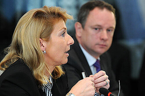 Auftritt im Landtag: Wirtschaftsprüferin Corinna Linner, besorgt beäugt von Finanzminister Georg Fahrenschon (CSU).