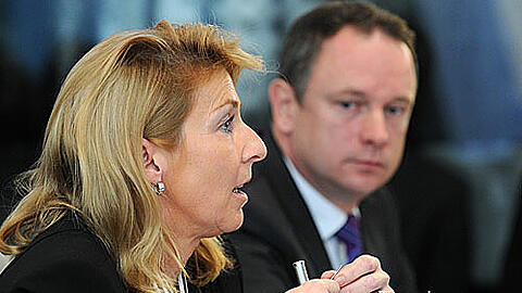 Auftritt im Landtag: Wirtschaftsprüferin Corinna Linner, besorgt beäugt von Finanzminister Georg Fahrenschon (CSU).