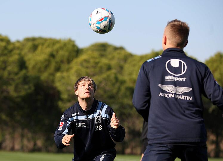 "Ideale Bedingungen": Die Löwen rennen über den Rasen in Belek und Dieter Schneider schaut cool mit Sonnebrille zu. Die besten Bilder vom Trainingslager
