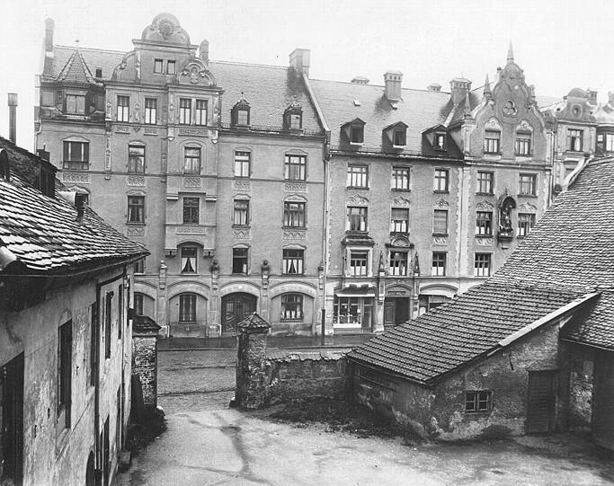 Das ist der etwas verwahrloste Hinterhof der Gaststätte und Metzgerei Betz 1919. Gegenüber liegen die Mietshäuser der Ismaninger Straße 126 und 124. Im Jahr 2013 stürzte hier ein Baugerüst ein.