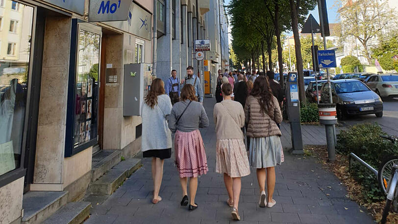 Dirndl und Lederhosen werden in den nächsten zwei Wochen das Münchner Stadtbild prägen - wie hier aktuell am Goetheplatz.