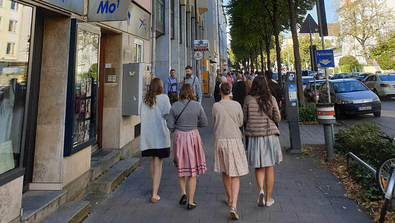 Dirndl und Lederhosen werden in den nächsten zwei Wochen das Münchner Stadtbild prägen - wie hier aktuell am Goetheplatz. Dirndl und Lederhosen werden in den nächsten zwei Wochen das Münchner Stadtbild prägen - wie hier aktuell am Goetheplatz.