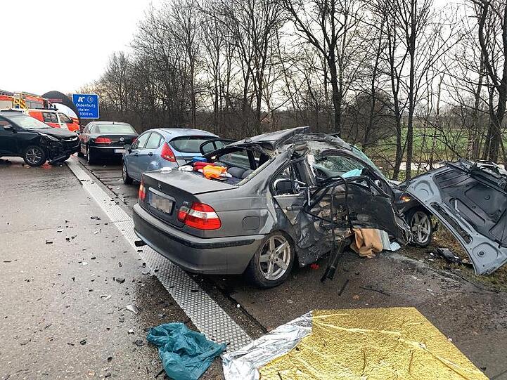 Mehrere zerstörte Autos stehen nach einer Massenkarambolage auf der Autobahn 29.