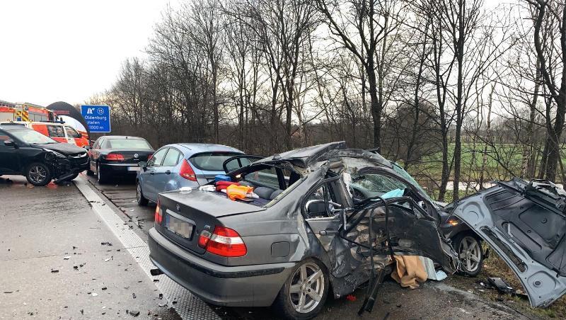 Mehrere zerstörte Autos stehen nach einer Massenkarambolage auf der Autobahn 29. Mehrere zerstörte Autos stehen nach einer Massenkarambolage auf der Autobahn 29.