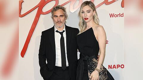 Die Stars des Films, Joaquin Phoenix und Vanessa Kirby, posieren Arm in Arm auf dem roten Teppich.