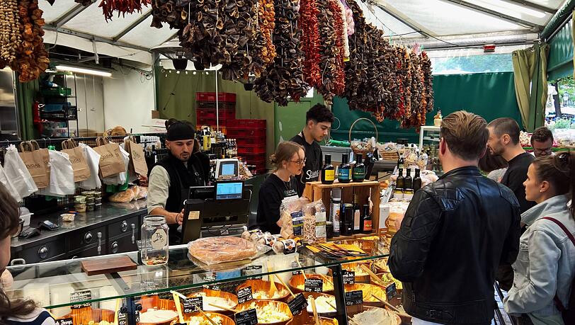 Auf dem Viktualienmarkt ist Einweggeschirr verboten, wenn man die Speisen gleich dort isst. Die Schale Oliven bleibt erlaubt – erstmal Auf dem Viktualienmarkt ist Einweggeschirr verboten, wenn man die Speisen gleich dort isst. Die Schale Oliven bleibt erlaubt – erstmal