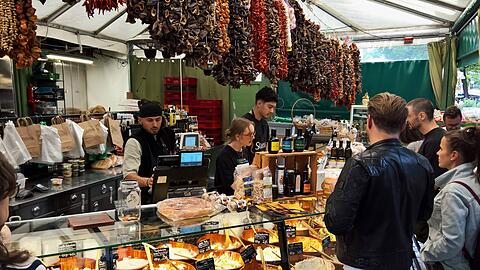 Auf dem Viktualienmarkt ist Einweggeschirr verboten, wenn man die Speisen gleich dort isst. Die Schale Oliven bleibt erlaubt – erstmal