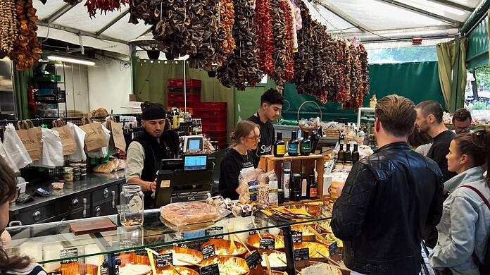 Auf dem Viktualienmarkt ist Einweggeschirr verboten, wenn man die Speisen gleich dort isst. Die Schale Oliven bleibt erlaubt – erstmal