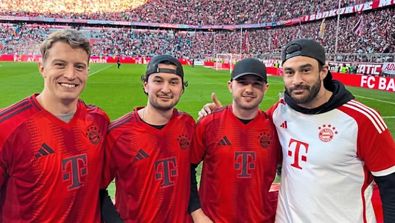 Fan-Erlebnis: Will Riedell (v. l.), Taro Hirose, Brooks und Trevor Parkes beim FC Bayern.