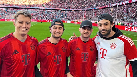 Fan-Erlebnis: Will Riedell (v. l.), Taro Hirose, Brooks und Trevor Parkes beim FC Bayern.