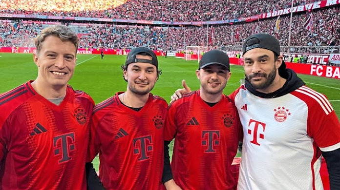 Fan-Erlebnis: Will Riedell (v. l.), Taro Hirose, Brooks und Trevor Parkes beim FC Bayern.