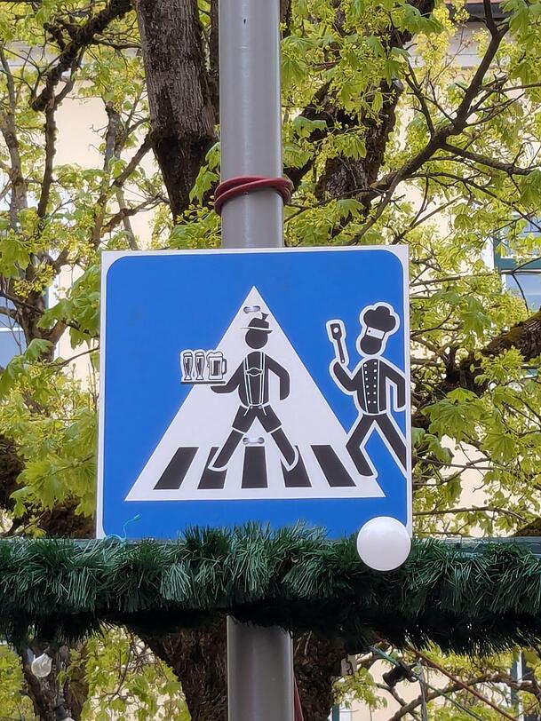 Ein besonderes Schild in Freising, es befindet sich vor dem Gasthaus Wei&szlig;br&auml;u Huber in der General-von-Nagel-Stra&szlig;e 5.