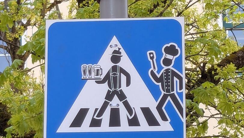 Ein besonderes Schild in Freising, es befindet sich vor dem Gasthaus Wei&szlig;br&auml;u Huber in der General-von-Nagel-Stra&szlig;e 5.
