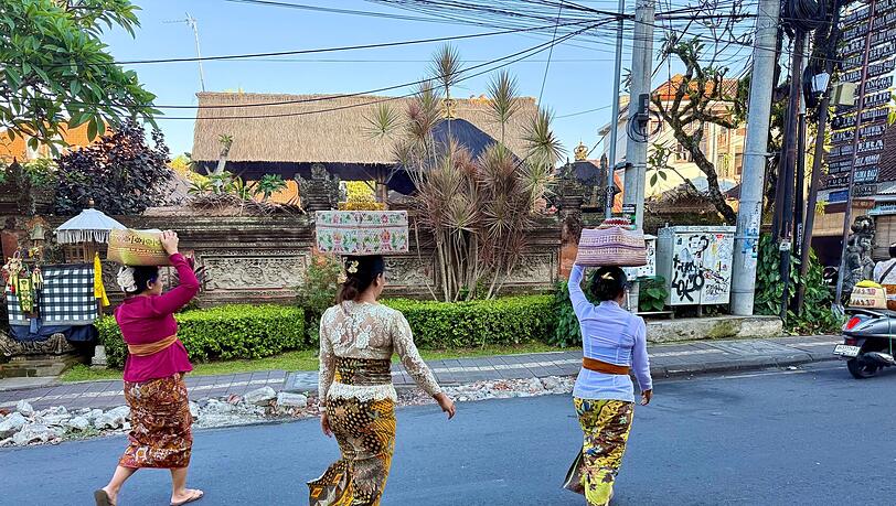 Sarongs und bunte Körbe gehören auf Bali zu "Galungan" dazu. Sarongs und bunte Körbe gehören auf Bali zu "Galungan" dazu.