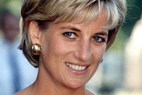 Sie wurde Opfer des wohl bekanntesten Autounfalls der Geschichte: Prinzessin Diana. Am 31. August 1997 flüchtete die Ex-Frau von Prinz Charles in ihrer Limousine vor den Paparazzi in Paris. Das Auto verunglückte. Lady Di starb wenige Stunden nach dem Unfall im Krankenhaus. Weltweit trauerten die Menschen um die "Königin der Herzen".