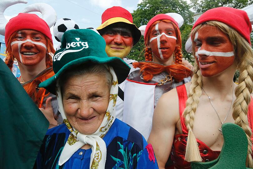 So verrückt sind die internationalen Fußball-Fans bei der EURO 2012 - sehen Sie hier die skurrillsten, witzigsten und heißesten Bilder aus Polen und der Ukraine.