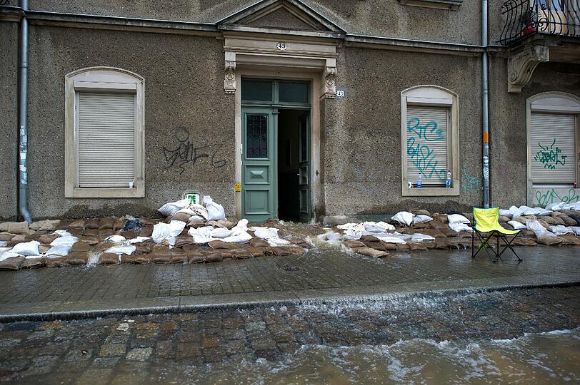 Auch in Dresden ist die Lage kritisch: Mit Sandsäcken versuchen sich die Menschen vor dem Wasser der Elbe zu schützen.