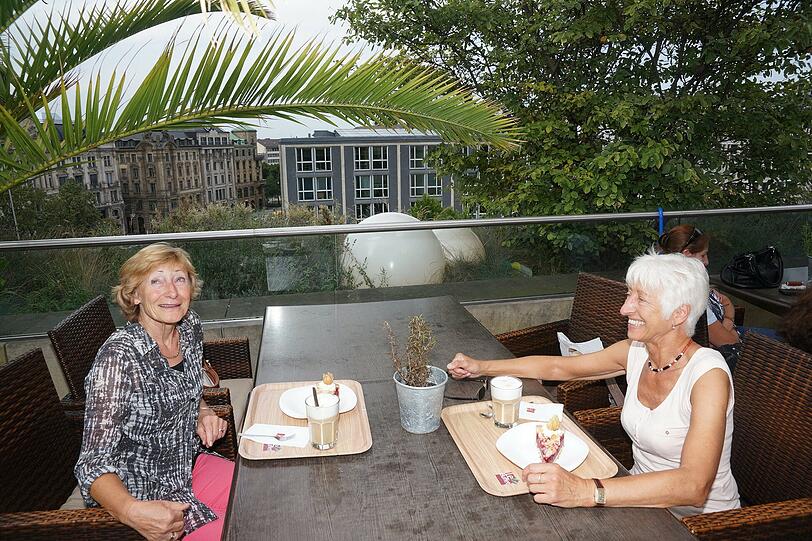 Wer diesen Platz kennt, kann sich nach einer anstrengenden Einkaufstour durch die Innenstadt noch Kaffee und Kuchen mitten in der City schmecken lassen: Auf der Dachterrasse des Restaurants LeBuffet beim Oberpollinger. Grad noch im Gewusel der Neuhauser Straße, kurz drauf am ruhigen Tisch unter freiem Himmel. Lydia (64, links) und Iris (67) lassen es mit Latte Macchiato und Kirschkuchen auf der Dachterrasse ruhig angehen: &bdquo;Es ist wunderbar, den Abend hier ausklingen zu lassen&ldquo;, sagt Lydia.