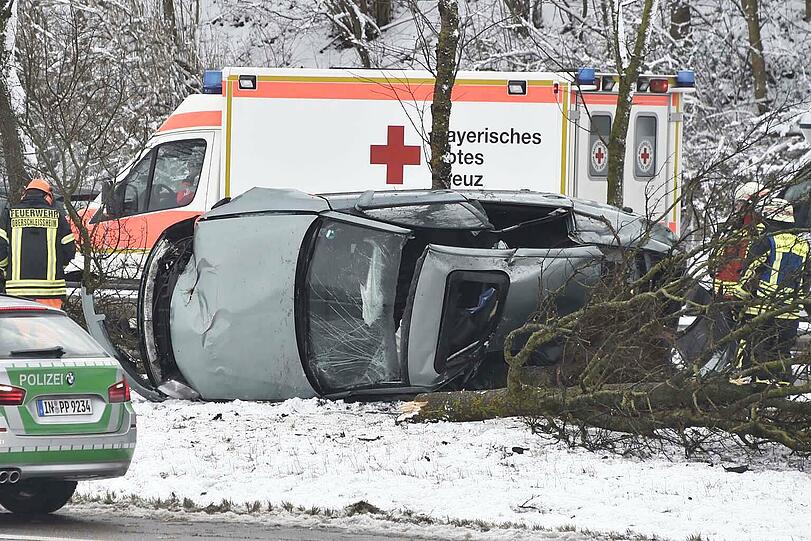 Die Feuerwehr musste eine schwer verletzte Person aus dem Unfallwrack bergen.