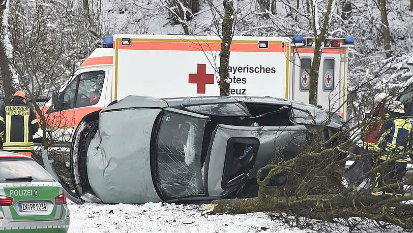 Die Feuerwehr musste eine schwer verletzte Person aus dem Unfallwrack bergen. Die Feuerwehr musste eine schwer verletzte Person aus dem Unfallwrack bergen.