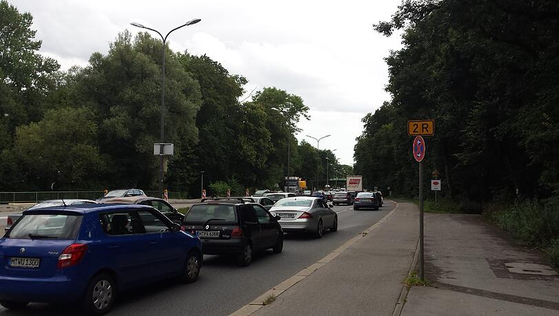 Frustfaktor für Autofahrer und hässliche Narbe im Englischen Garten: der Isarring soll jetzt tatsächlich durch den Tunnel ersetzt werden.